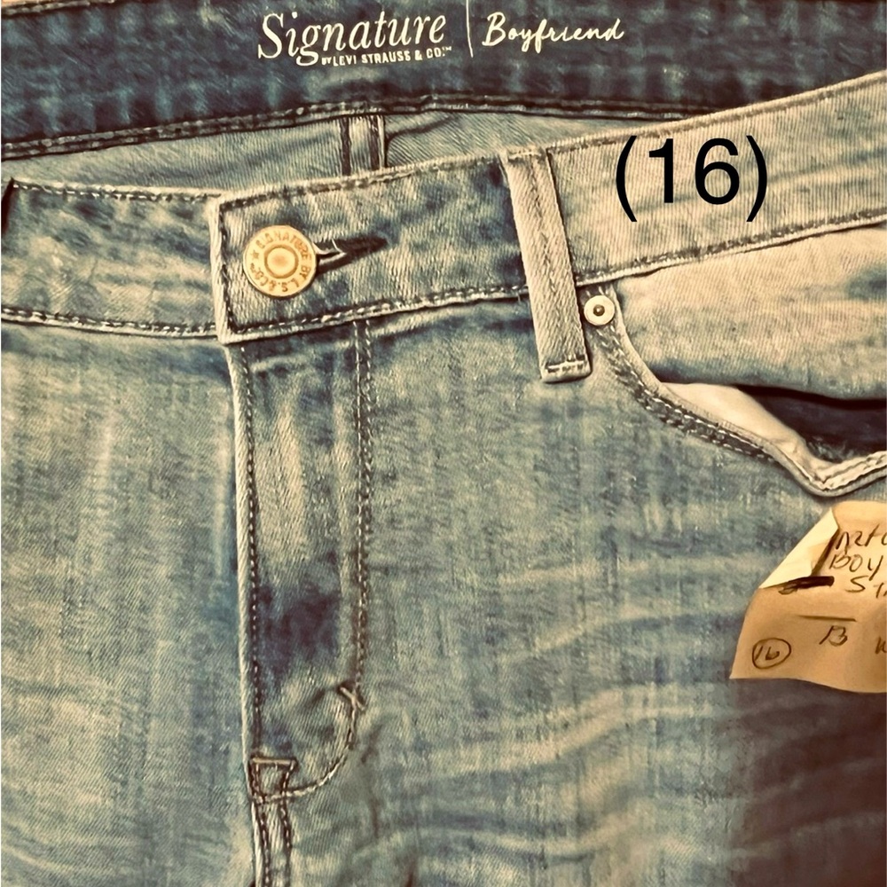 SIGNATURE LEVIS BOYFRIEND JEANS
Size 13  W31 Slim Straight Leg